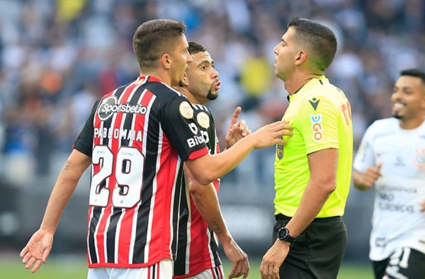 Torcida organizada do São Paulo ‘suspende balada’ após empate, mas provoca Corinthians: ‘Fiel comemorou com show da MC Pipokinha’
