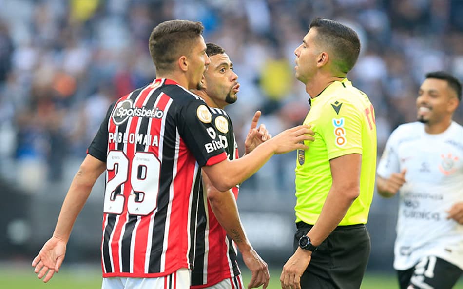 Torcida organizada do São Paulo ‘suspende balada’ após empate, mas provoca Corinthians: ‘Fiel comemorou com show da MC Pipokinha’
