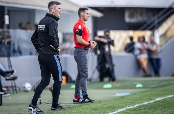 Turra teme psicológico do elenco após o Santos ceder empate ao Botafogo em quatro minutos, mas afirma: ‘Não tem ninguém coitadinho’