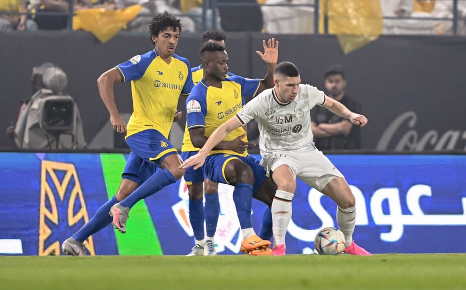 Vasco negocia com meia argentino que joga no futebol da Arábia Saudita