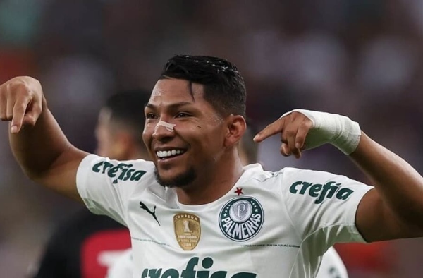 Vem outro? Um ano depois, Rony volta ao palco de golaço de bicicleta pelo Palmeiras