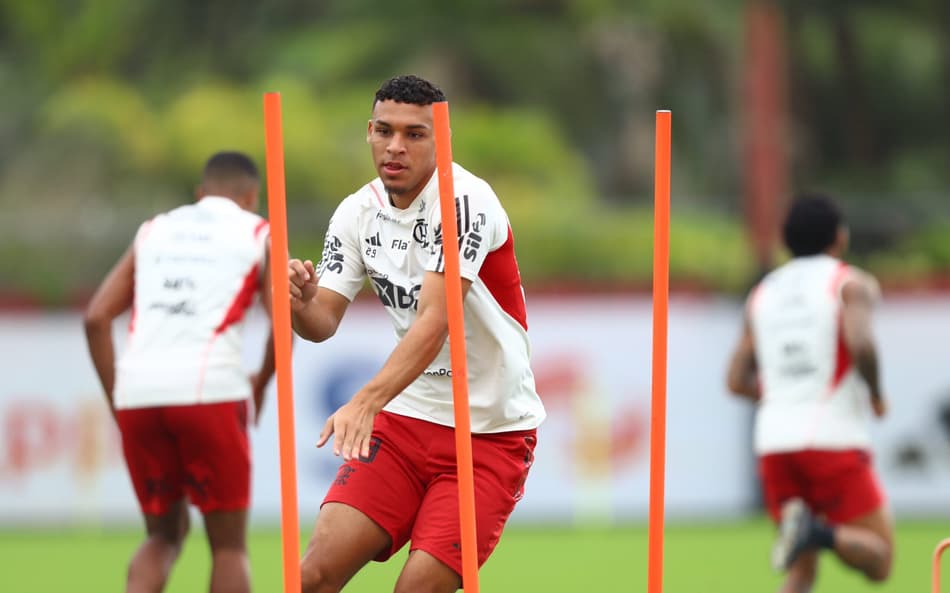 Victor Hugo agrada Sampaoli e fala sobre adaptação em mudança de função no Flamengo: ‘Consigo fazer bem’