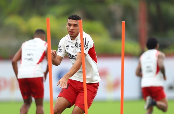 Victor Hugo agrada Sampaoli e fala sobre adaptação em mudança de função no Flamengo: ‘Consigo fazer bem’
