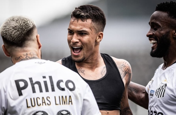 VÍDEO: Alívio! Os bastidores da vitória do Santos sobre o Goiás