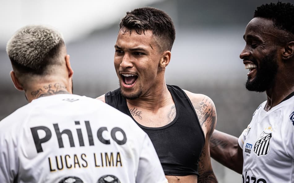 VÍDEO: Alívio! Os bastidores da vitória do Santos sobre o Goiás