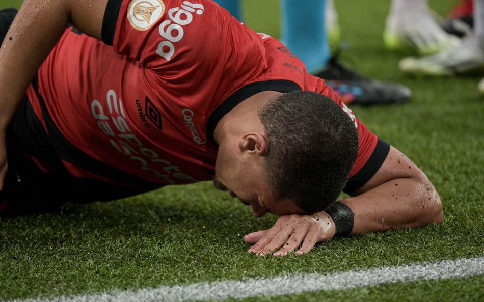 Vitor Roque, do Athletico, sofre grave lesão e não joga mais em 2023, diz jornalista