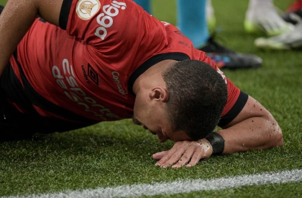 Vitor Roque, do Athletico, sofre grave lesão e não joga mais em 2023, diz jornalista