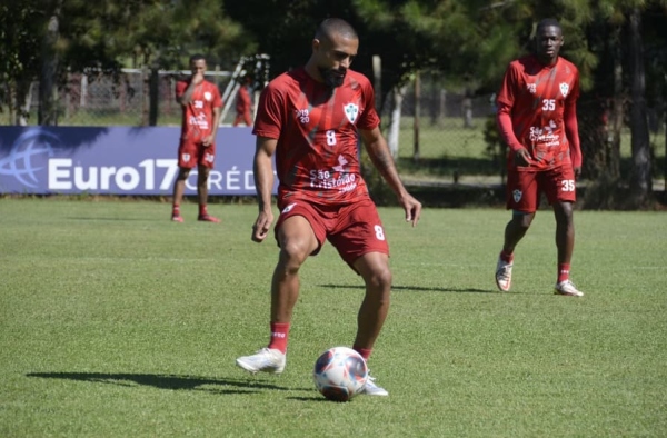 Volante da Portuguesa elogia comissão técnica e relata preparação para estreia na Copa Paulista