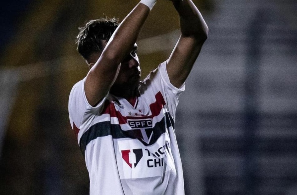 ‘Xodó’ de ex-técnico do Sub-20 e relacionado por Ceni na Sul-Americana, Cria de Cotia renova com o São Paulo
