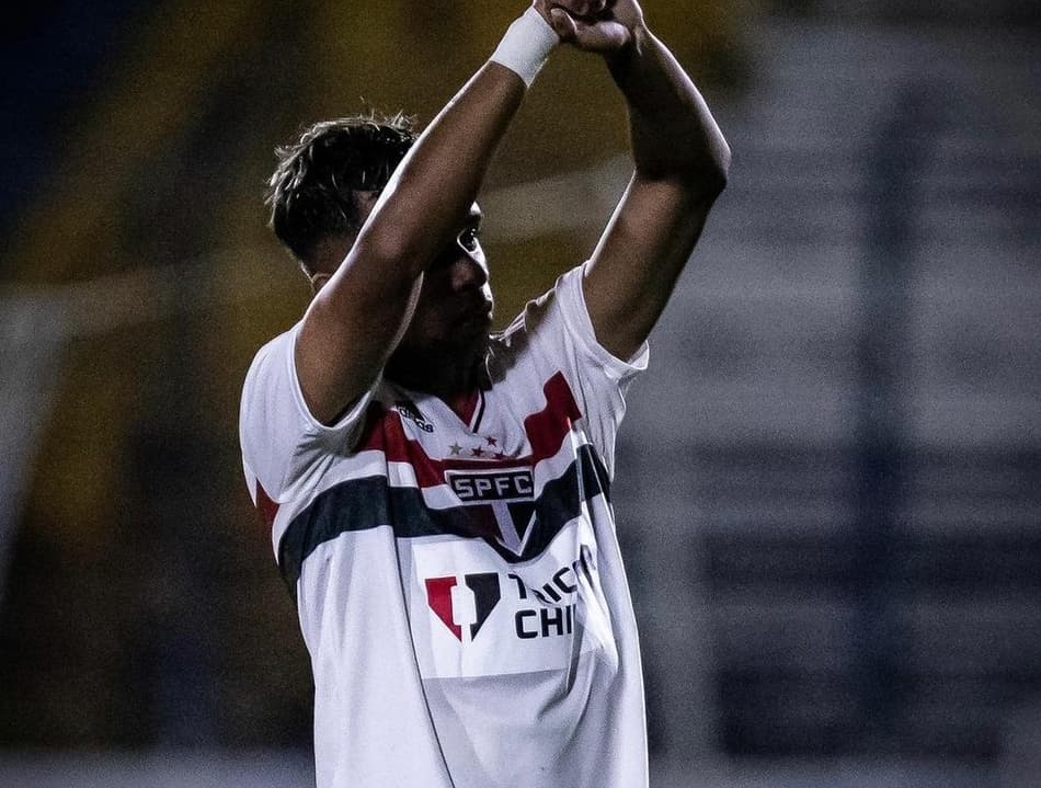 ‘Xodó’ de ex-técnico do Sub-20 e relacionado por Ceni na Sul-Americana, Cria de Cotia renova com o São Paulo