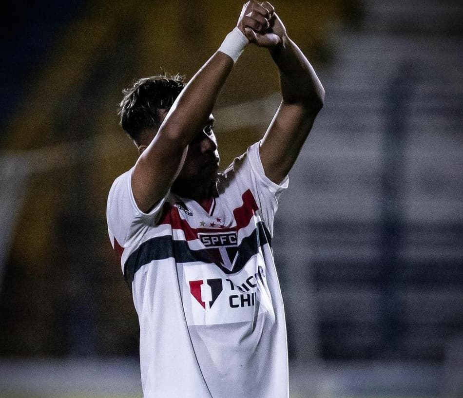‘Xodó’ de ex-técnico do Sub-20 e relacionado por Ceni na Sul-Americana, Cria de Cotia renova com o São Paulo