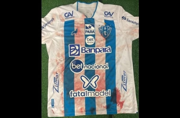 Zagueiro do Paysandu fica com camisa ensanguentada após soco no nariz e culpa presidente de time adversário
