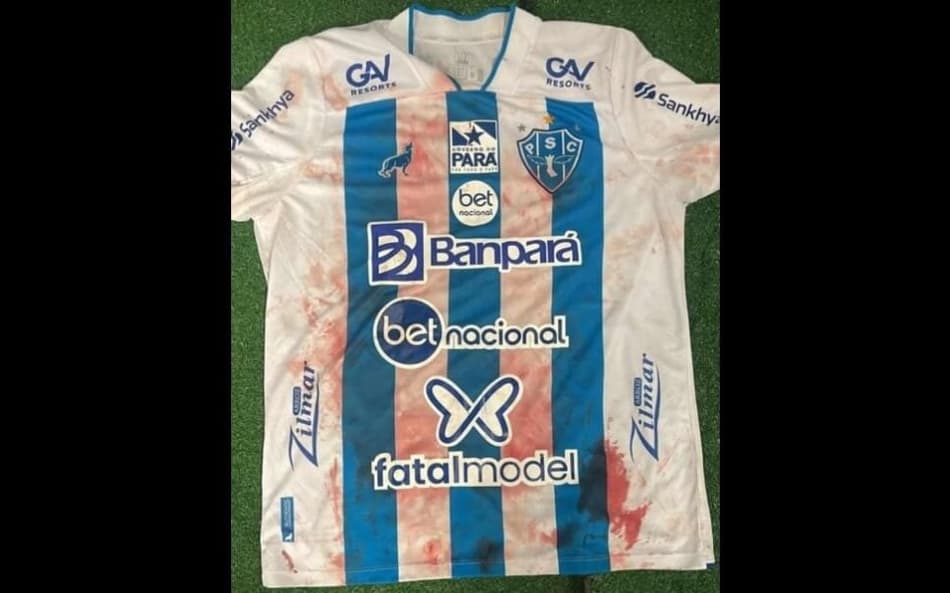 Zagueiro do Paysandu fica com camisa ensanguentada após soco no nariz e culpa presidente de time adversário