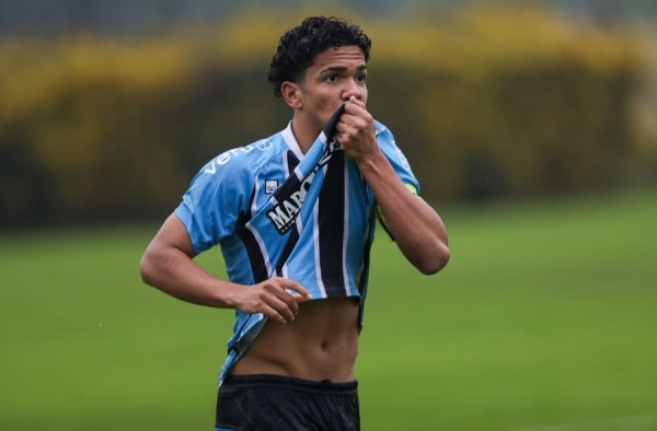 Conheça o jogador da base do Grêmio que tem média de mais de um gol por jogo em 2025