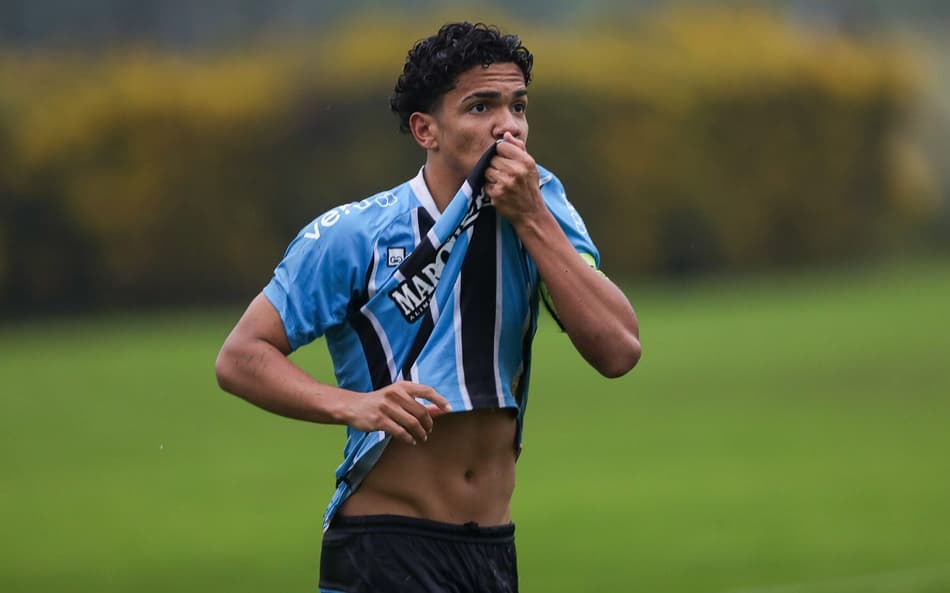 Conheça o jogador da base do Grêmio que tem média de mais de um gol por jogo em 2025