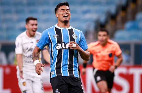 Direção do Grêmio se posiciona sobre Arezo