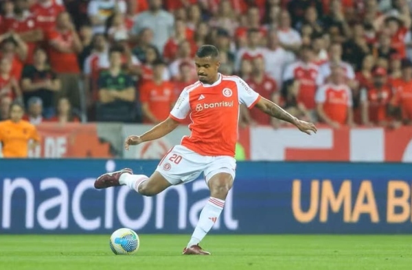 Em busca de zagueiros, Internacional impede saída de defensor