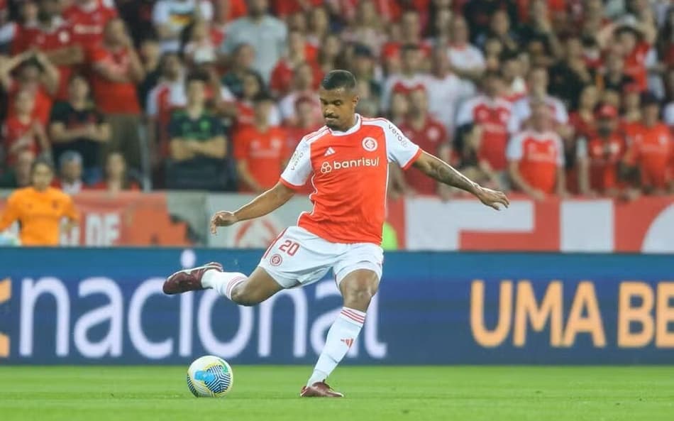 Em busca de zagueiros, Internacional impede saída de defensor