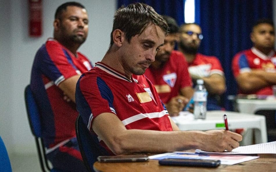 Fortaleza lança projeto bilíngue para atletas e funcionários da base