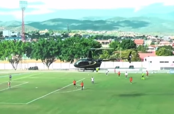 Helicóptero interrompe jogo da Série A3 e pousa no campo com bola rolando; vídeo