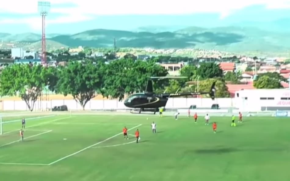 Helicóptero interrompe jogo da Série A3 e pousa no campo com bola rolando; vídeo