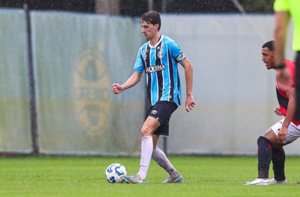 Joias do Lance!: conheça o zagueiro do Grêmio que impressiona pela semelhança com Geromel