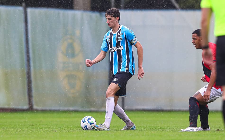 Joias do Lance!: conheça o zagueiro do Grêmio que impressiona pela semelhança com Geromel