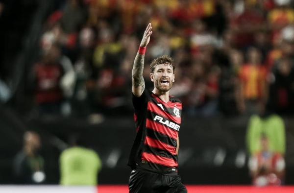 Léo Pereira ultrapassa estrelas após estreia do Flamengo e lidera ranking no Mundial