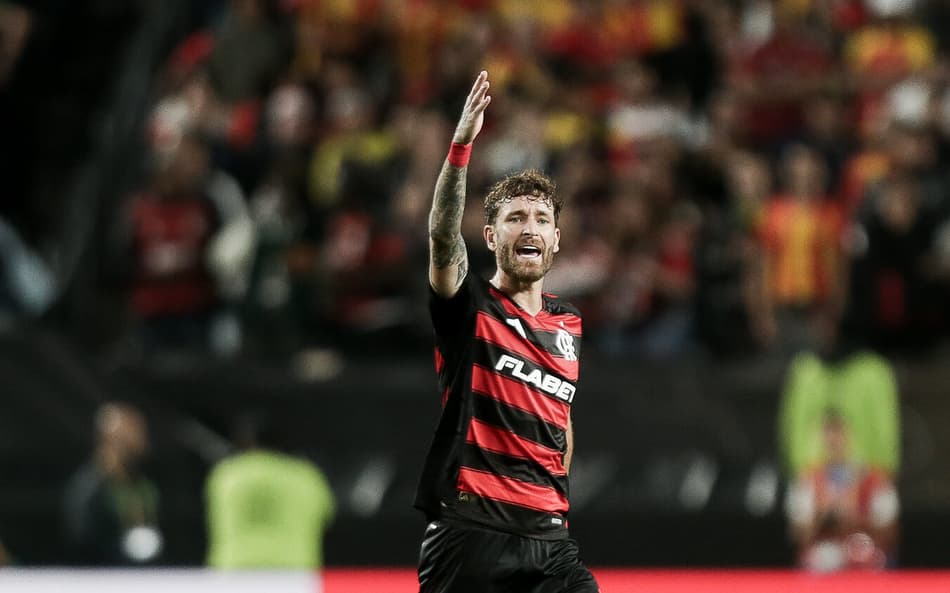 Léo Pereira ultrapassa estrelas após estreia do Flamengo e lidera ranking no Mundial
