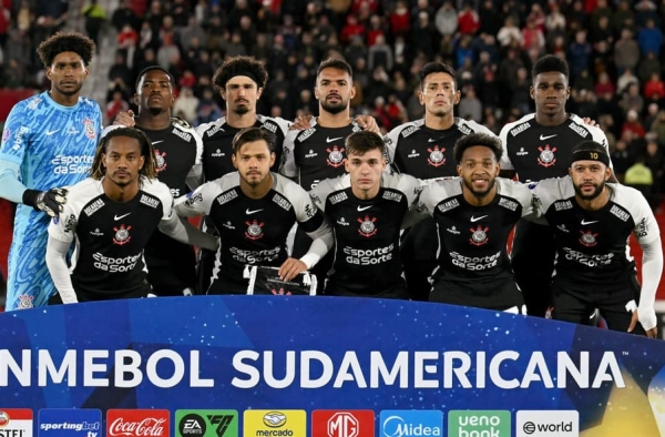 Torcedores do Corinthians apontam culpado na eliminação da Sul-Americana