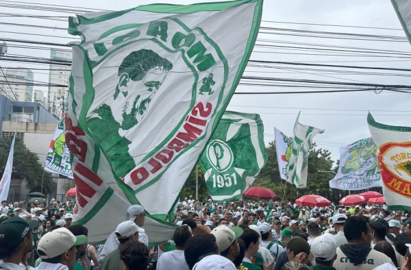 Torcida do Palmeiras canta e vibra na despedida do elenco antes do Mundial