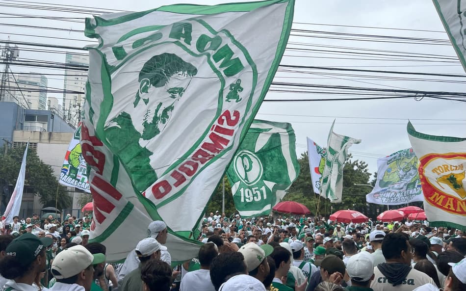 Torcida do Palmeiras canta e vibra na despedida do elenco antes do Mundial