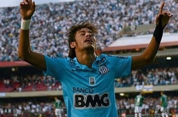 Vazamento revela nova camisa do Santos que lembra momento icônico de Neymar: ‘Histórica’