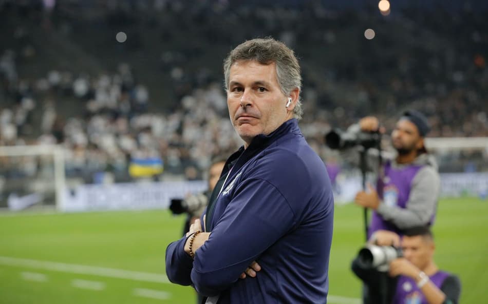 Vice do Corinthians chama gestão de Augusto Melo de ‘baderna’ e defende Conselho