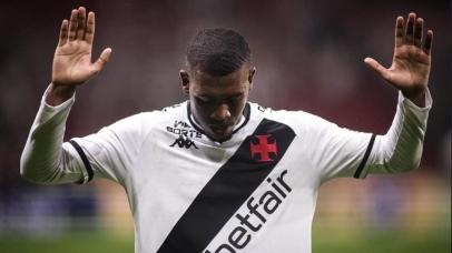 Após bom primeiro tempo, Vasco vê empate escapar com expulsão de Léo Jardim por ‘cera’