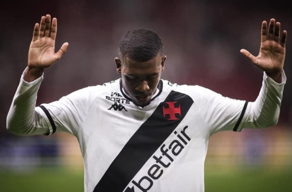Após bom primeiro tempo, Vasco vê empate escapar com expulsão de Léo Jardim por ‘cera’