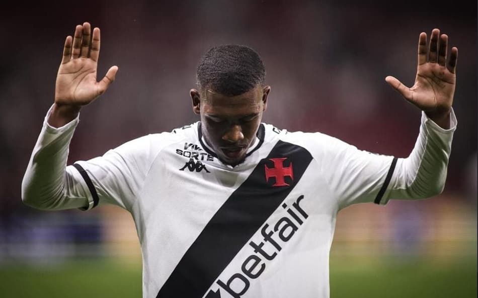 Após bom primeiro tempo, Vasco vê empate escapar com expulsão de Léo Jardim por ‘cera’