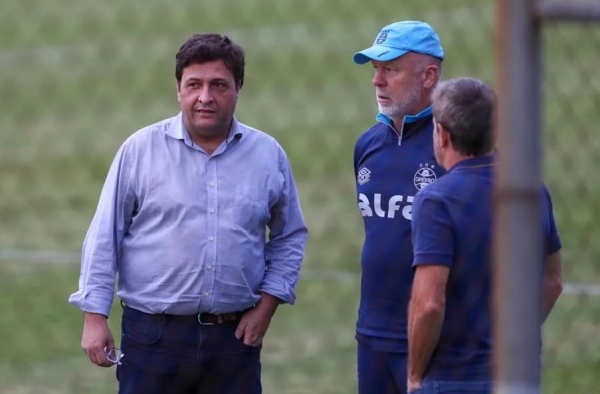 Após eliminação, presidente do Grêmio diz estar ‘contente’ com trabalho de Mano e Felipão