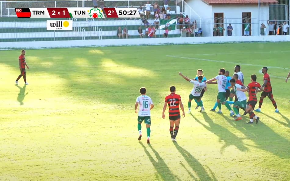 Árbitros são agredidos em jogo da Série D do Brasileirão; veja vídeo