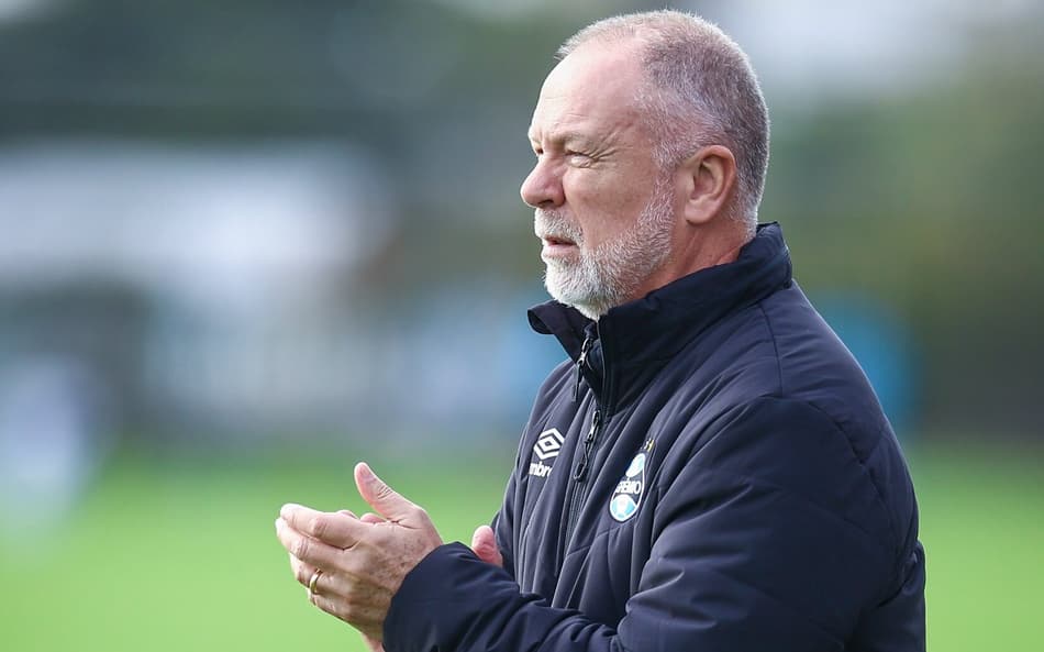 Atacante volta a treinar e oferece a Mano Menezes mais uma opção no Grêmio