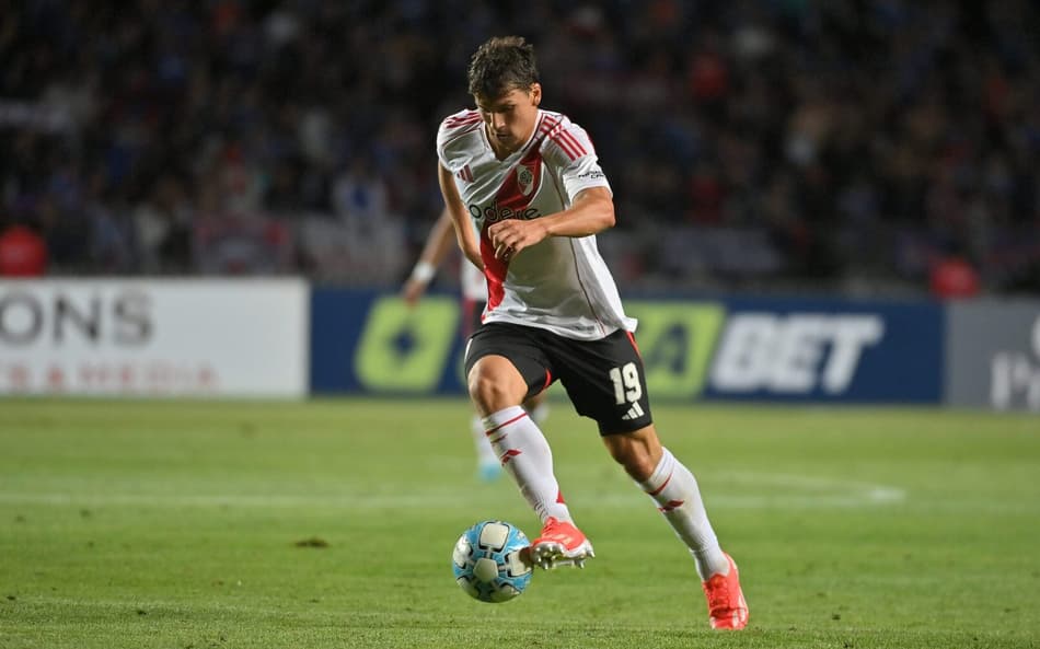 Athletico negocia com volante do Nacional-URU e atacante do River Plate