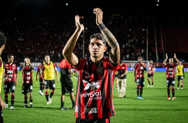 Atleta do Vitória entra em campo depois de quatro meses no jogo contra o Sport