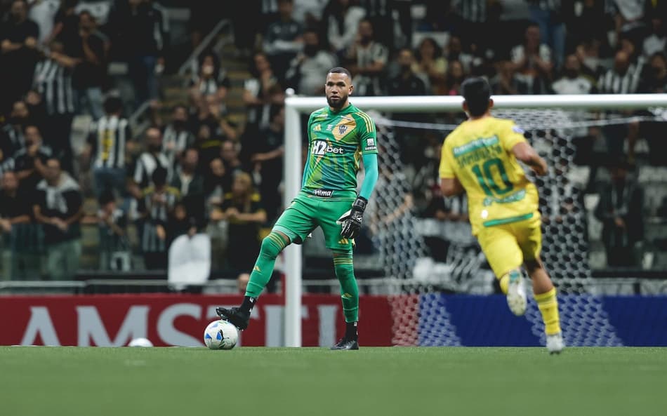Atlético-MG vence nos pênaltis com brilho de Everson e avança na Sul-Americana