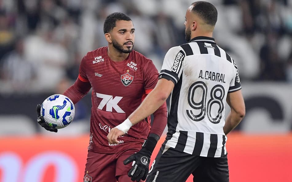 Botafogo domina, mas goleiro do Vitória segura empate no Nilton Santos