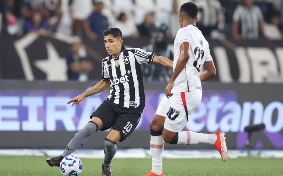 Botafogo dominante peca nas finalizações e desperdiça chances contra o Vitória