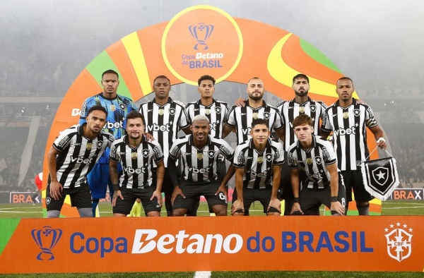 Botafogo mantém controle e não repete erros em casa