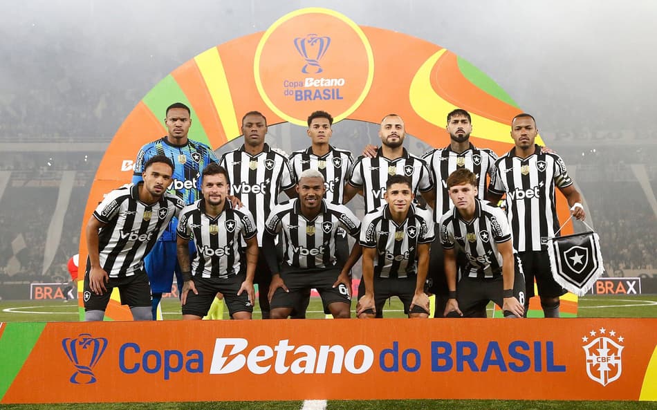 Botafogo mantém controle e não repete erros em casa