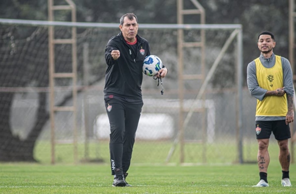 Carille comanda primeiro treino no Barradão em reapresentação do Vitória