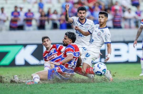 Com defesa frágil, Bahia não acerta o pé e sofre até o final contra o Fortaleza