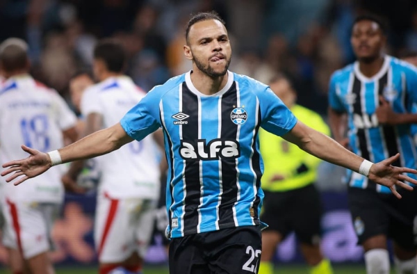 Com dois gols de pênalti de Braithwaite, Grêmio vence Fortaleza e se afasta do Z4